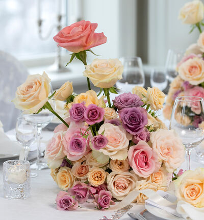 Borddekorasjon med pastell roser stor Borddekorasjon med pastell roser stor